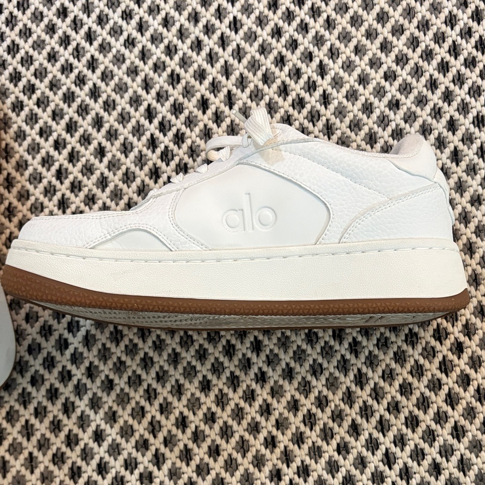 ALO Yoga Recovery Mode Sneakers EUC 8